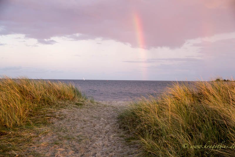Strand mit Regenbogen
