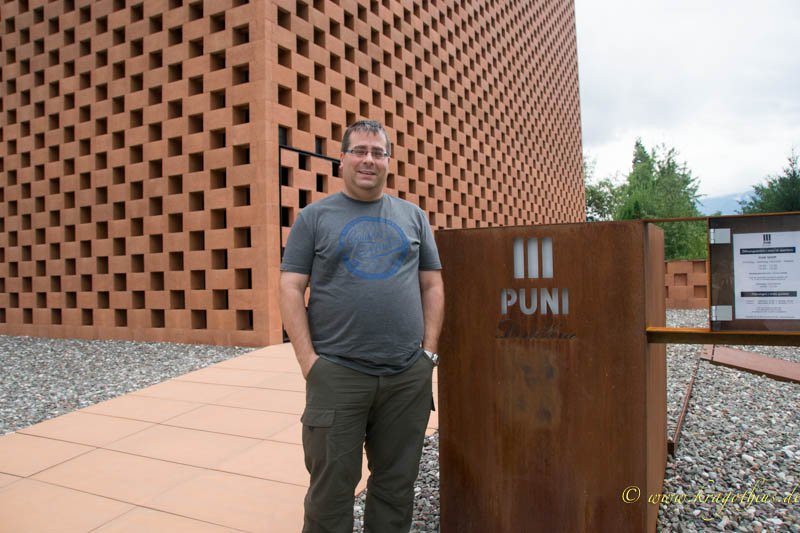 Ich vor der Puni Distillery