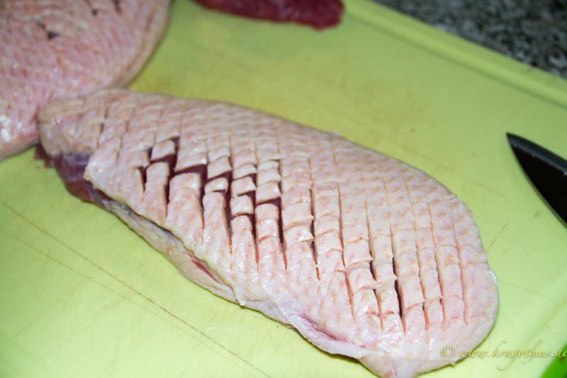 Entenbrust Haut in Rauten schneiden